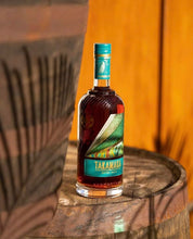 Lade das Bild in den Galerie-Viewer, Takamaka Extra Noir Rum mit Socken 43%vol. 0,7l