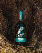 Lade das Bild in den Galerie-Viewer, Takamaka Extra Noir Rum mit Socken 43%vol. 0,7l