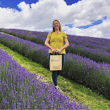 Lade das Bild in den Galerie-Viewer, Highland Soap Company Scottish Handmade Soaps Wild Scottish Raspberry Hand Wash 0,3l - Auktionshaus Martin