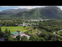 Laden und Abspielen von Videos im Galerie-Viewer, Highland Soap Company Scottish Handmade Soaps Whisky & Honig Organic Body Wash 0,25l