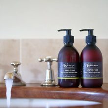 Lade das Bild in den Galerie-Viewer, Highland Soap Company Scottish Handmade Soaps Juniper &amp; Lime Hand Wash 0,3l
