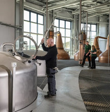 Lade das Bild in den Galerie-Viewer, The Cairn First Peek 3 Jahre Single Malt Scotch Whisky 57%vol. 0,7l
