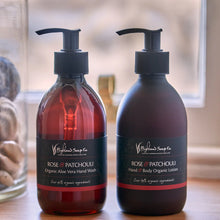 Lade das Bild in den Galerie-Viewer, Highland Soap Company Scottish Handmade Soaps Rose &amp; Patchouli Hand Wash 0,3l
