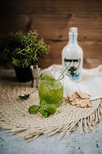 Lade das Bild in den Galerie-Viewer, Hamburg Distilling Company Knut Hansen Alkoholfrei Handcrafted Dry Gin 0,0%vol. 0,5l - Auktionshaus Martin
