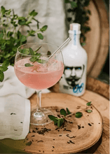 Lade das Bild in den Galerie-Viewer, Hamburg Distilling Company Knut Hansen Alkoholfrei Handcrafted Dry Gin 0,0%vol. 0,5l - Auktionshaus Martin
