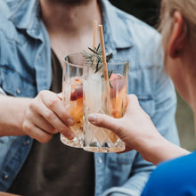 Lade das Bild in den Galerie-Viewer, Hamburg Distilling Company Knut Hansen Alkoholfrei Handcrafted Dry Gin 0,0%vol. 0,5l - Auktionshaus Martin
