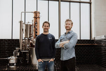 Lade das Bild in den Galerie-Viewer, Hamburg Distilling Company Knut Hansen Alkoholfrei Handcrafted Dry Gin 0,0%vol. 0,5l - Auktionshaus Martin
