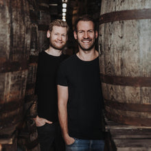 Lade das Bild in den Galerie-Viewer, Hamburg Distilling Company Knut Hansen Alkoholfrei Handcrafted Dry Gin 0,0%vol. 0,5l - Auktionshaus Martin
